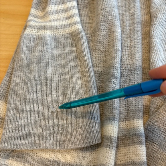 Vineyard Vines 100% Merino Wool Long Line Cardigan Size M Grey & Cream Soft - Picture 9 of 9